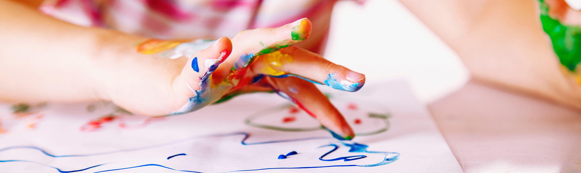 manos de niño pintando libre